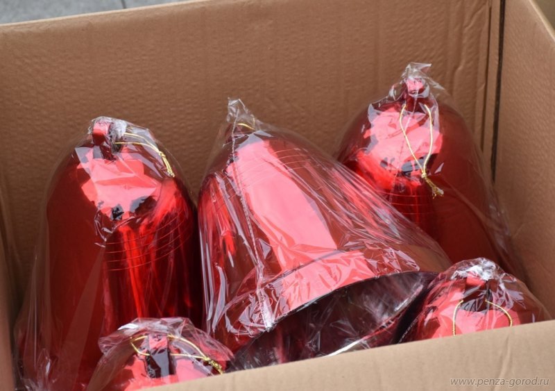 В Пензу приехала новая главная елка В Пензу приехала новая главная елка