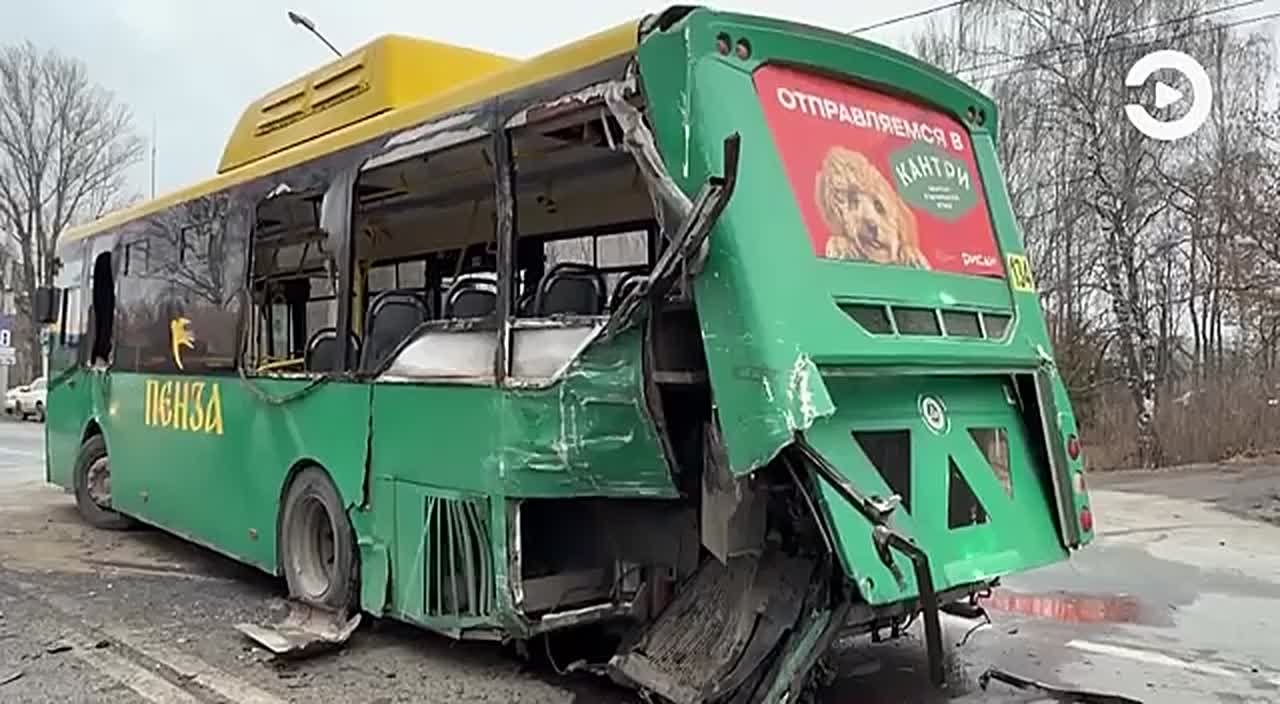 Сотрудники полиции устанавливают обстоятельства дорожно-транспортного происшествия в городе Пензе