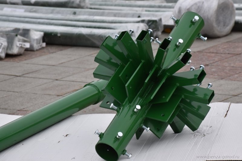 В Пензу приехала новая главная елка В Пензу приехала новая главная елка