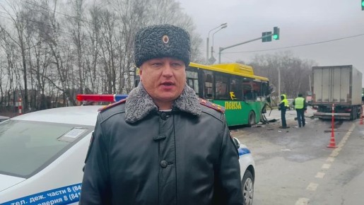 Сотрудники полиции устанавливают обстоятельства дорожно - транспортного происшествия в городе Пензе с участием пассажирского автобуса