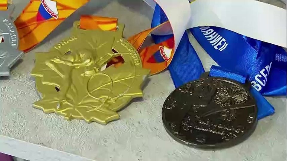 Сегодня в специальном репортаже узнаем об эффектном, ярком и зрелищном виде спорта, где сочетаются танцы, акробатика и эстетика