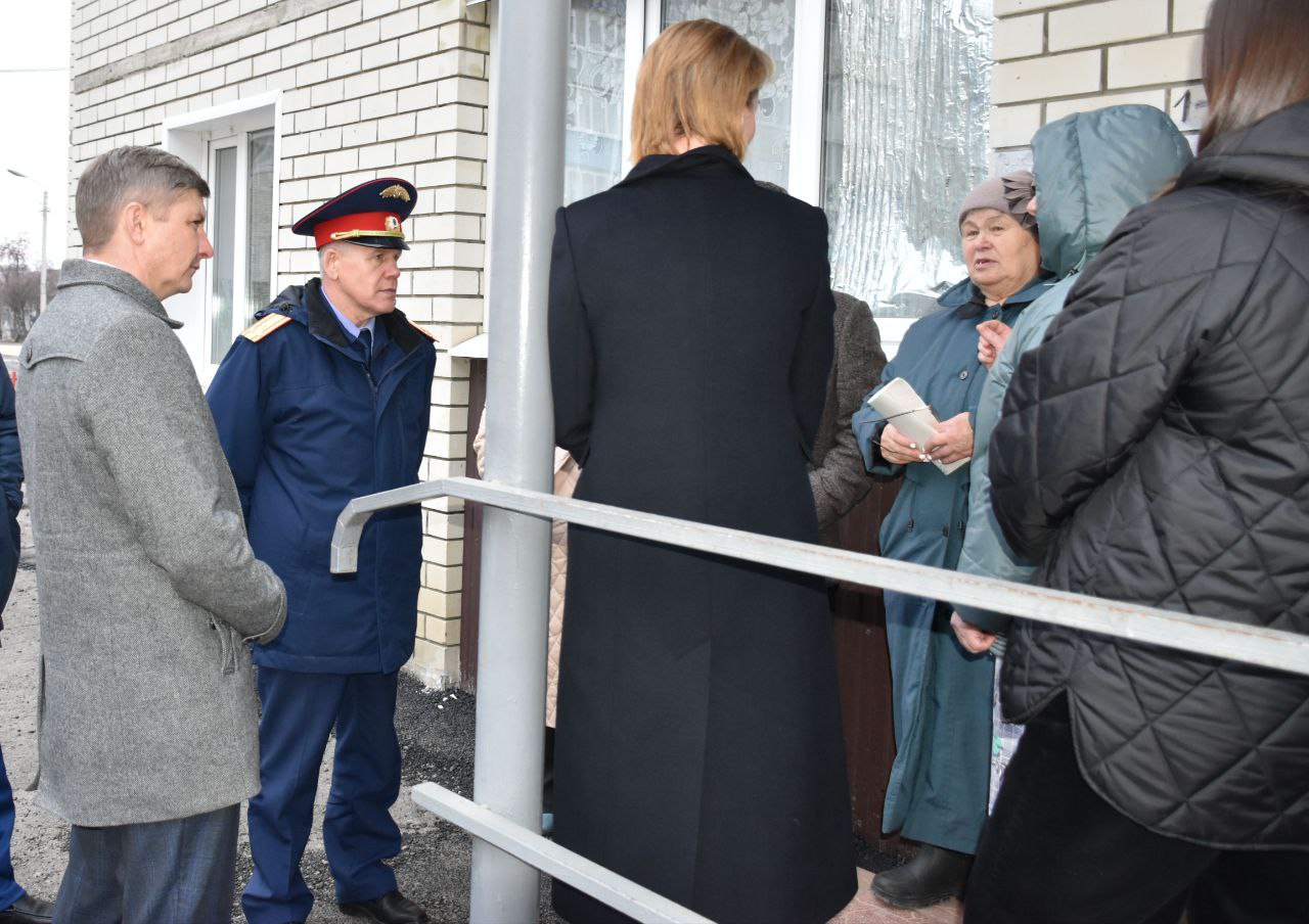 Руководитель следственного управления совместно с прокурором области провели личный прием граждан в городе Кузнецке Руководитель следственного управления совместно с прокурором области провели личный прием граждан в городе Кузнецке