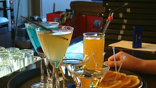 Одной загадкой меньше: зачем в коктейль ставят 2 соломинки