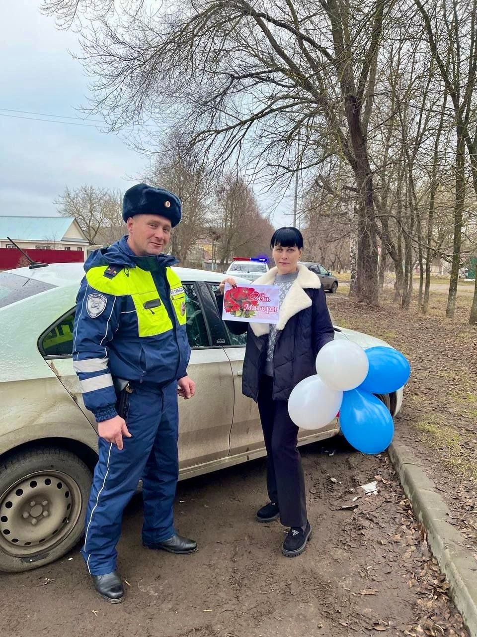 В Лопатинском районе сотрудники Госавтоинспекции вручили открытки женщинам-водителям и поздравили с наступающим праздником «Днем Матери» В Лопатинском районе сотрудники Госавтоинспекции вручили открытки женщинам-водителям и поздравили с наступающим праздником «Днем Матери»