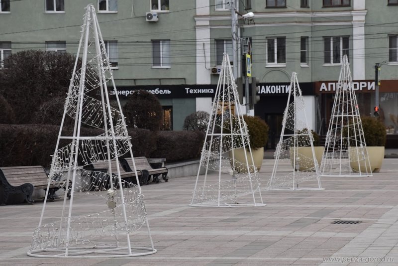 В Пензу приехала новая главная елка В Пензу приехала новая главная елка