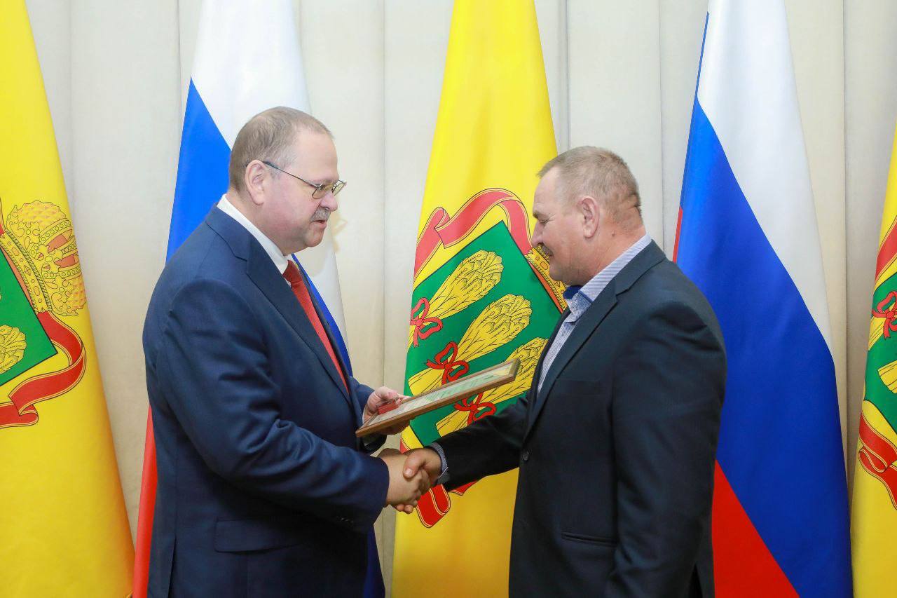 Олег Мельниченко: С большой благодарностью наградил лучших работников агропромышленного комплекса, которые своим усердным трудом добиваются высоких урожаев, объемов выращивания скота и птицы, продуктивности молочного стада Олег Мельниченко: С большой благодарностью наградил лучших работников агропромышленного комплекса, которые своим усердным трудом добиваются высоких урожаев, объемов выращивания скота и птицы, продуктивности молочного стада