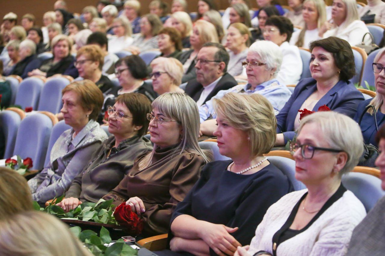 Валерий Лидин поздравил работников налоговой службы с 35-летим ФНС России Валерий Лидин поздравил работников налоговой службы с 35-летим ФНС России