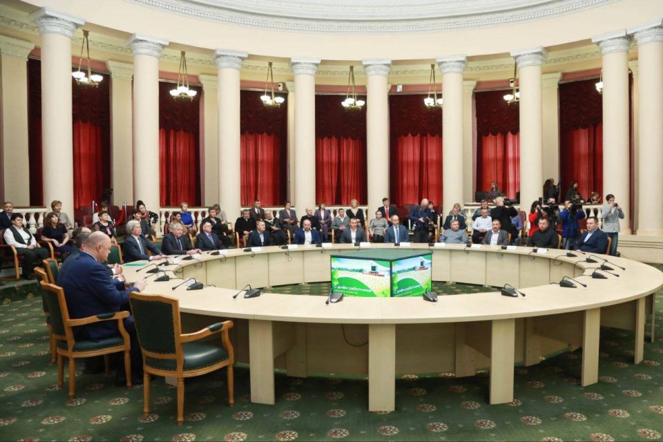 Олег Мельниченко: С большой благодарностью наградил лучших работников агропромышленного комплекса, которые своим усердным трудом добиваются высоких урожаев, объемов выращивания скота и птицы, продуктивности молочного стада