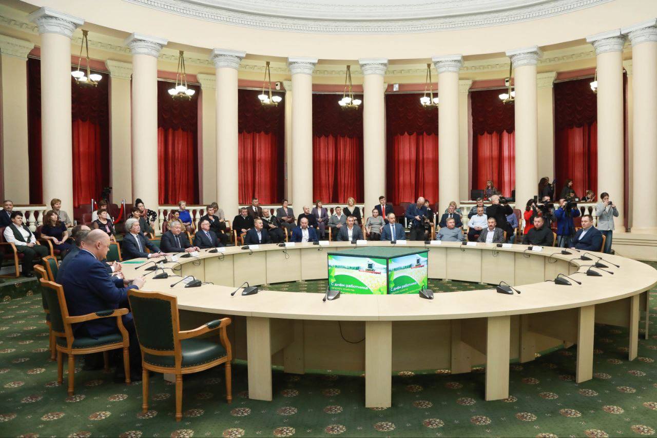 Олег Мельниченко: С большой благодарностью наградил лучших работников агропромышленного комплекса, которые своим усердным трудом добиваются высоких урожаев, объемов выращивания скота и птицы, продуктивности молочного стада