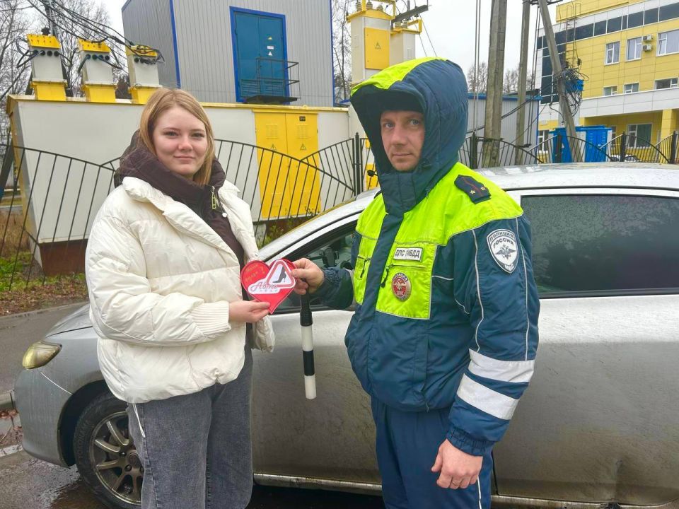 Сотрудники Госавтоинспекции Нижнеломовского района провели акцию "ГИБДД и ЮИД за соблюдение ПДД всех мам благодарит»