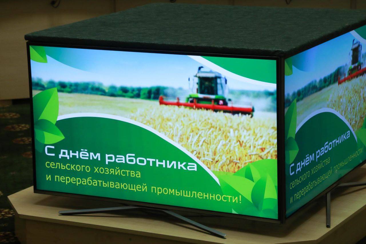Олег Мельниченко: С большой благодарностью наградил лучших работников агропромышленного комплекса, которые своим усердным трудом добиваются высоких урожаев, объемов выращивания скота и птицы, продуктивности молочного стада Олег Мельниченко: С большой благодарностью наградил лучших работников агропромышленного комплекса, которые своим усердным трудом добиваются высоких урожаев, объемов выращивания скота и птицы, продуктивности молочного стада