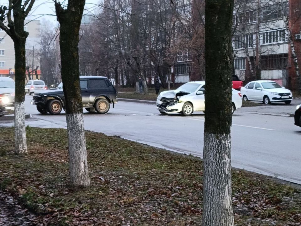 Если вы не знали, почему сегодня утром стояла Западная, то сообщаем: между домами № 11 и 14 на Мира, у выезда с парковки у Скидкино, случилось ДТП