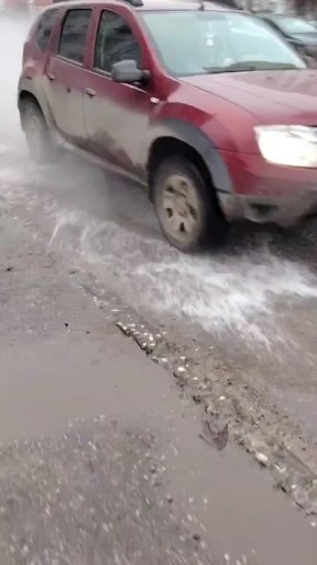 Наша читательница, живущая на Шуисте, задается вопросом: слив воды на дорогу - это нормальное явление или только у дома на Медицинской, 7?