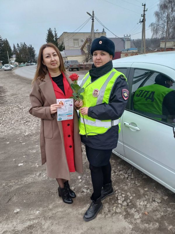 Дорожные полицейские поздравили женщин-водителей с Днём матери Дорожные полицейские поздравили женщин-водителей с Днём матери