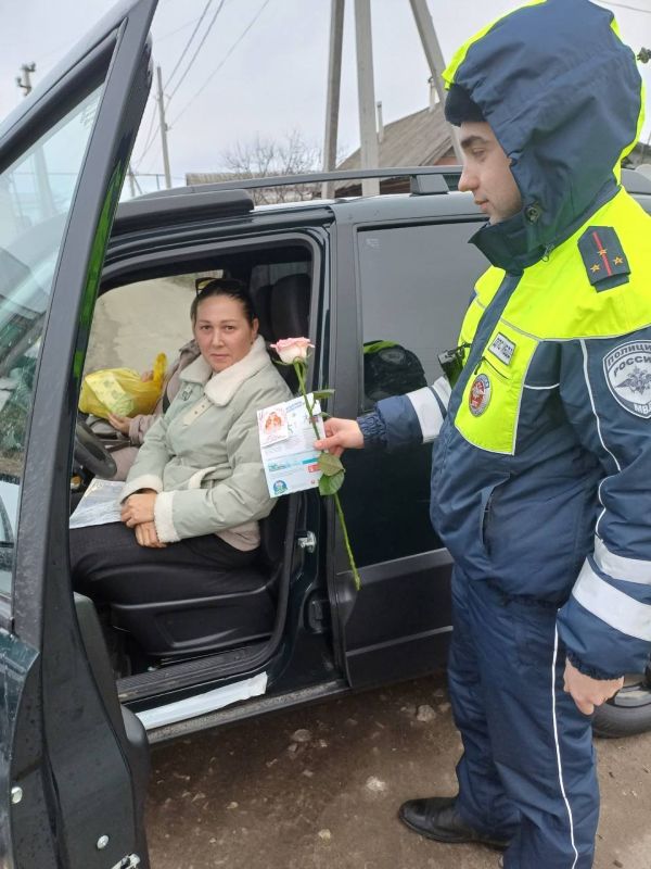 Дорожные полицейские поздравили женщин-водителей с Днём матери Дорожные полицейские поздравили женщин-водителей с Днём матери