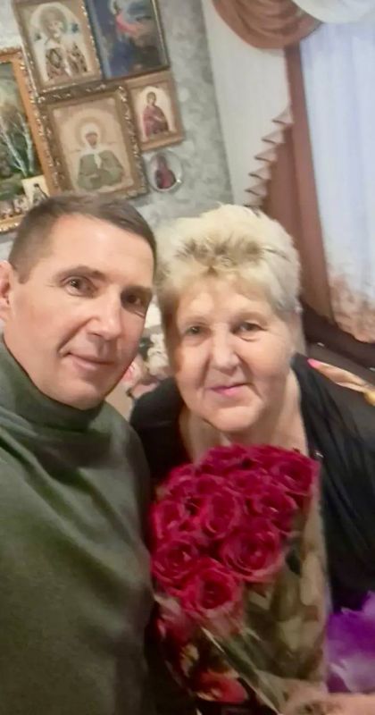 Олег Денисов: С праздником наших дорогих мам!