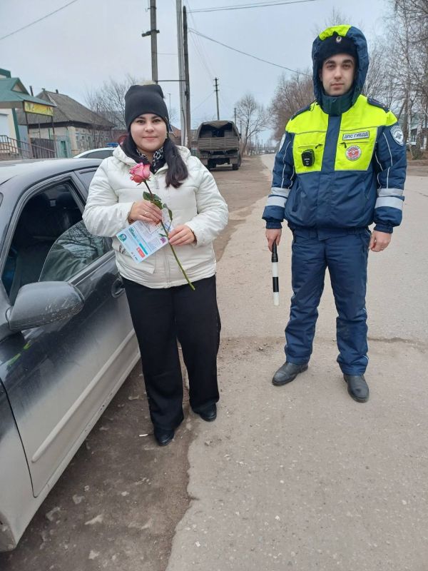 Дорожные полицейские поздравили женщин-водителей с Днём матери