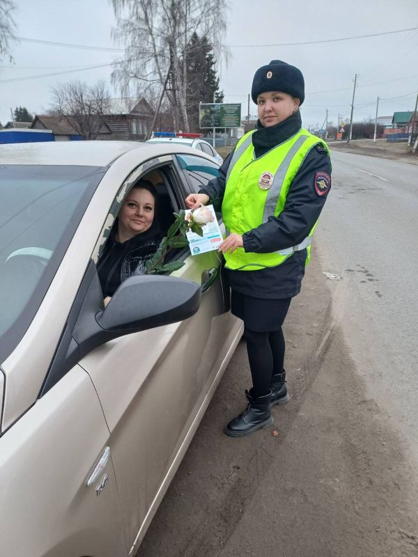 Дорожные полицейские поздравили женщин-водителей с Днём матери Дорожные полицейские поздравили женщин-водителей с Днём матери