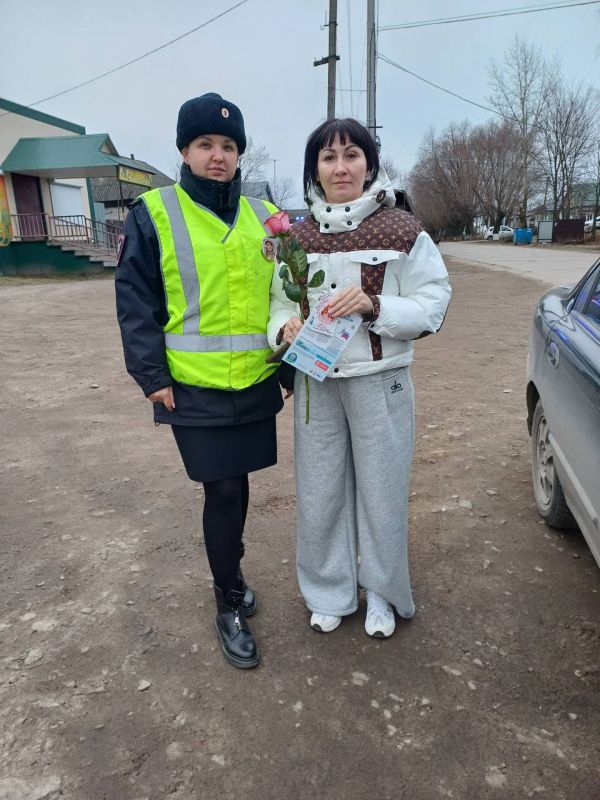 Дорожные полицейские поздравили женщин-водителей с Днём матери Дорожные полицейские поздравили женщин-водителей с Днём матери