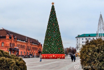 1 декабря завершились работы по монтажу и украшению главной новогодней красавицы Пензы