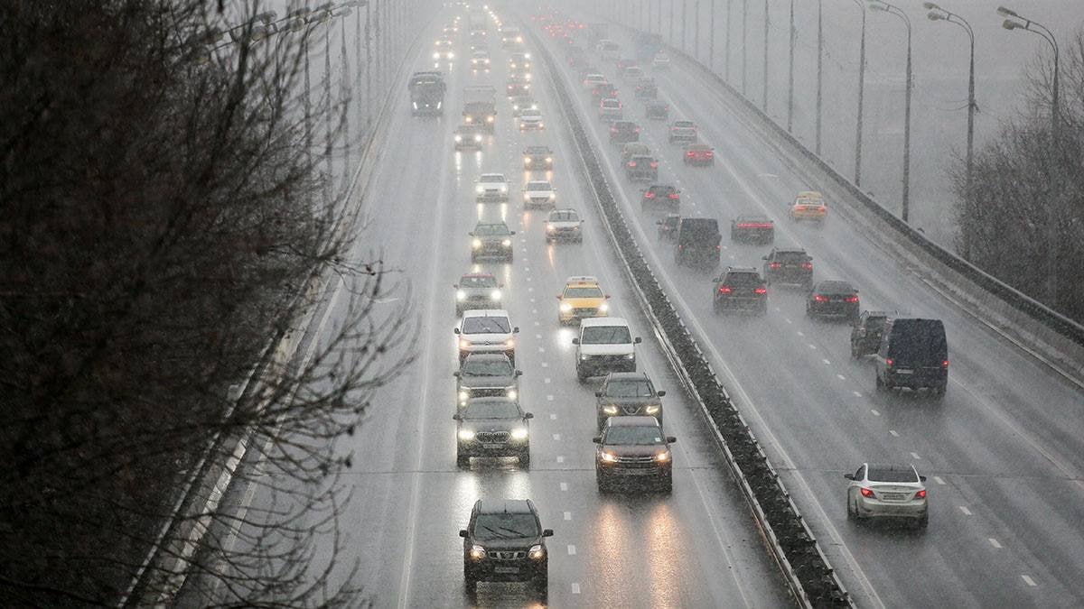 Госавтоинспекция напоминает водителям и пешеходам о дорожной безопасности