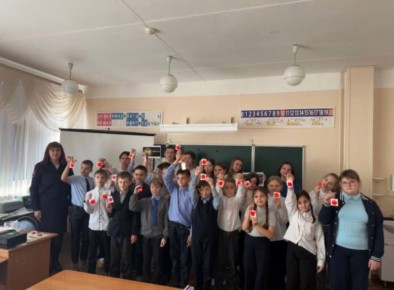 Сотрудники Госавтоинспекции провели для школьников мастер класс по изготовлению светоотражающих брелков