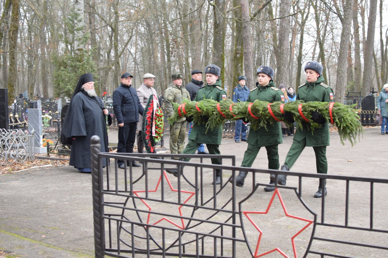 Алексей Марьин возложил цветы к монументу воинам, погибшим в годы Великой Отечественной войны Алексей Марьин возложил цветы к монументу воинам, погибшим в годы Великой Отечественной войны