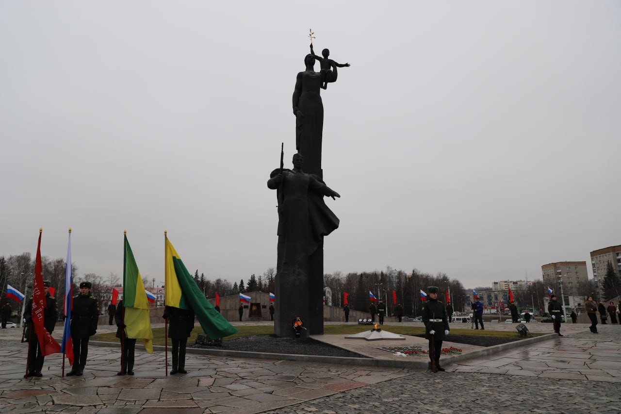 Павел Куликов почтил память героев, защищавших Родину Павел Куликов почтил память героев, защищавших Родину