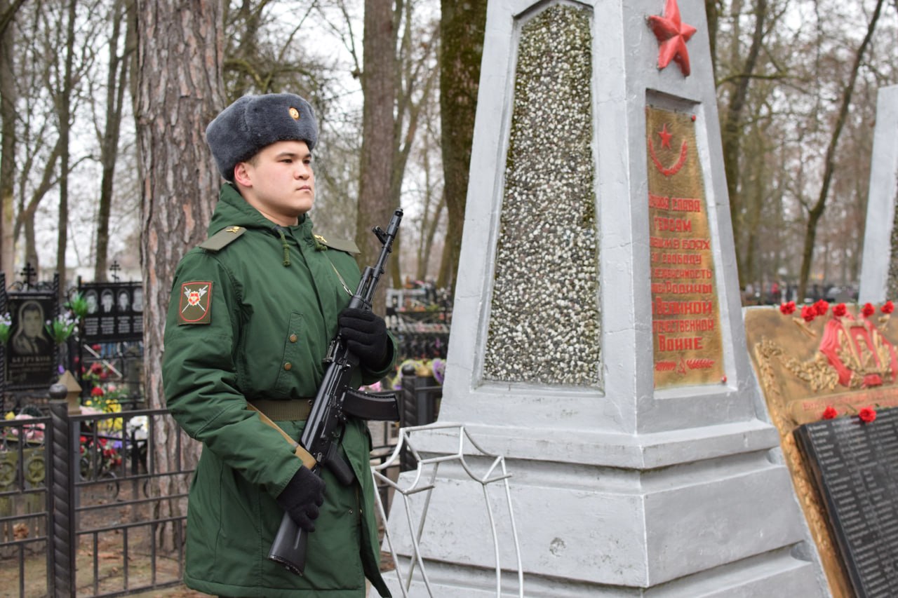 Алексей Марьин возложил цветы к монументу воинам, погибшим в годы Великой Отечественной войны Алексей Марьин возложил цветы к монументу воинам, погибшим в годы Великой Отечественной войны