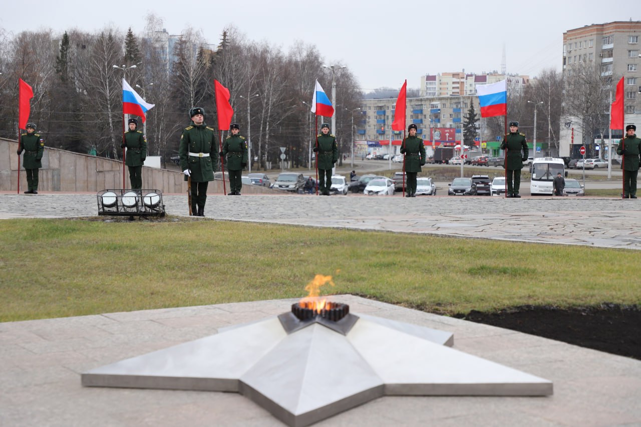 Павел Куликов почтил память героев, защищавших Родину Павел Куликов почтил память героев, защищавших Родину