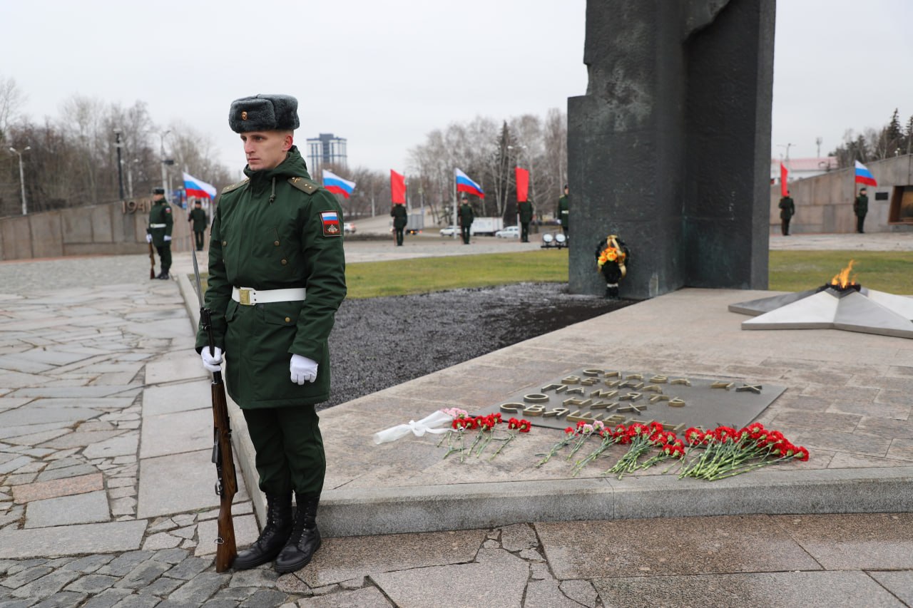Павел Куликов почтил память героев, защищавших Родину Павел Куликов почтил память героев, защищавших Родину