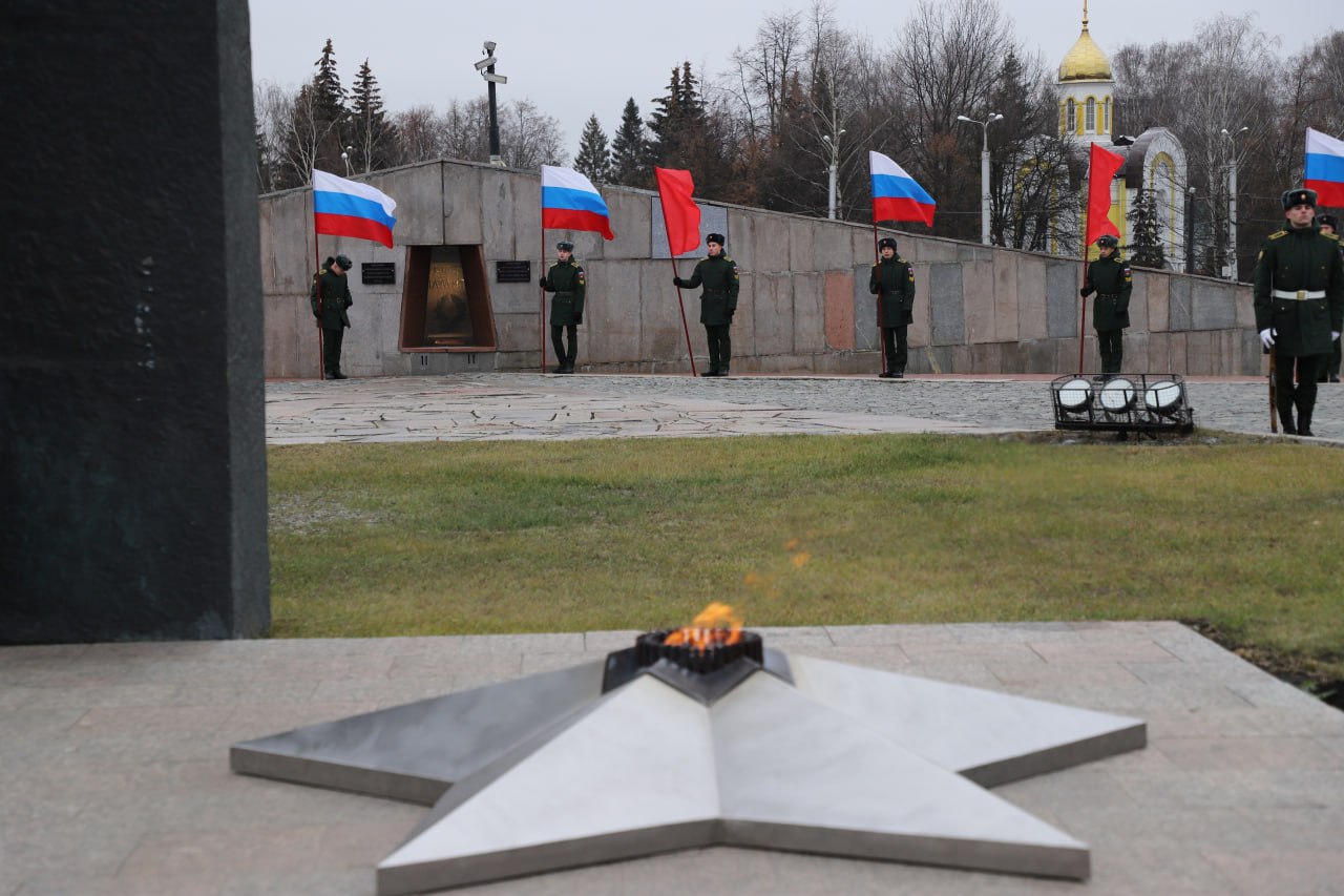 Павел Куликов почтил память героев, защищавших Родину Павел Куликов почтил память героев, защищавших Родину