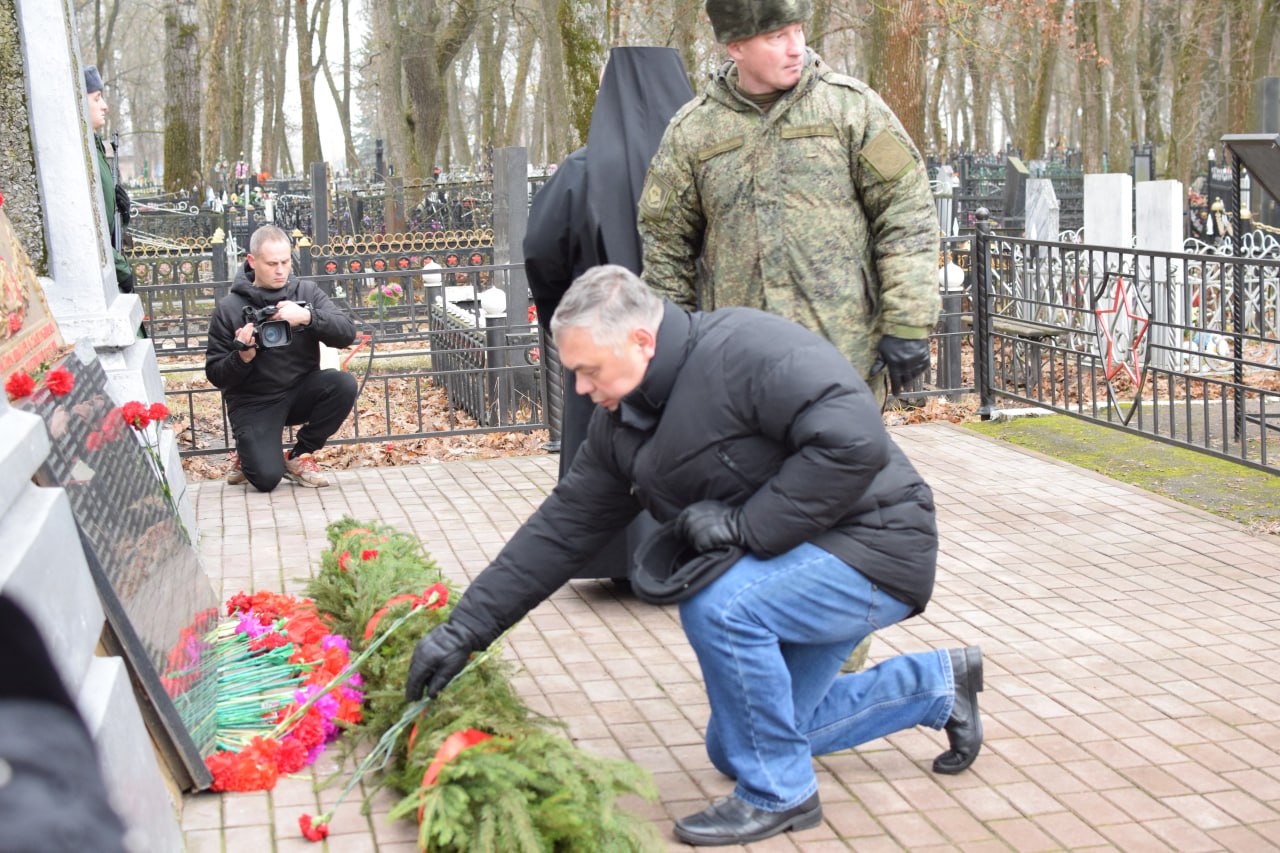 Алексей Марьин возложил цветы к монументу воинам, погибшим в годы Великой Отечественной войны Алексей Марьин возложил цветы к монументу воинам, погибшим в годы Великой Отечественной войны