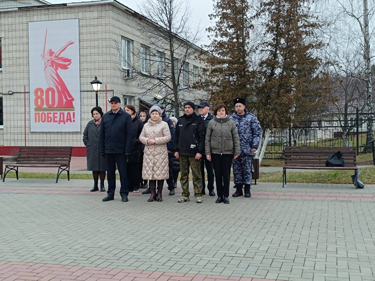 День Неизвестного солдата. Члены ТИК и УИК Шемышейского района приняли участие в важной церемонии возложения цветов к Вечному огню, посвященной Дню Неизвестного солдата День Неизвестного солдата. Члены ТИК и УИК Шемышейского района приняли участие в важной церемонии возложения цветов к Вечному огню, посвященной Дню Неизвестного солдата