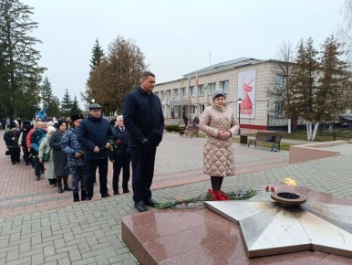 День Неизвестного солдата. Члены ТИК и УИК Шемышейского района приняли участие в важной церемонии возложения цветов к Вечному огню, посвященной Дню Неизвестного солдата