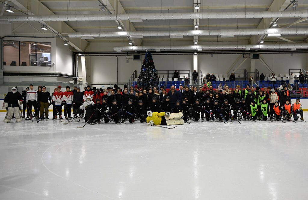 Олег Денисов: Сегодня в ледовом дворце «Хрустальный» дали старт зимнему спортивно-оздоровительному сезону Олег Денисов: Сегодня в ледовом дворце «Хрустальный» дали старт зимнему спортивно-оздоровительному сезону