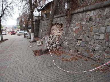 У объекта культурного наследия регионального значения «Терраса с фасадом на ул. Московскую и подпорной стенкой по ул. К. Маркса» (ул. Карла Маркса, 15), известного жителям областного центра как «Грот», произошло обрушение...