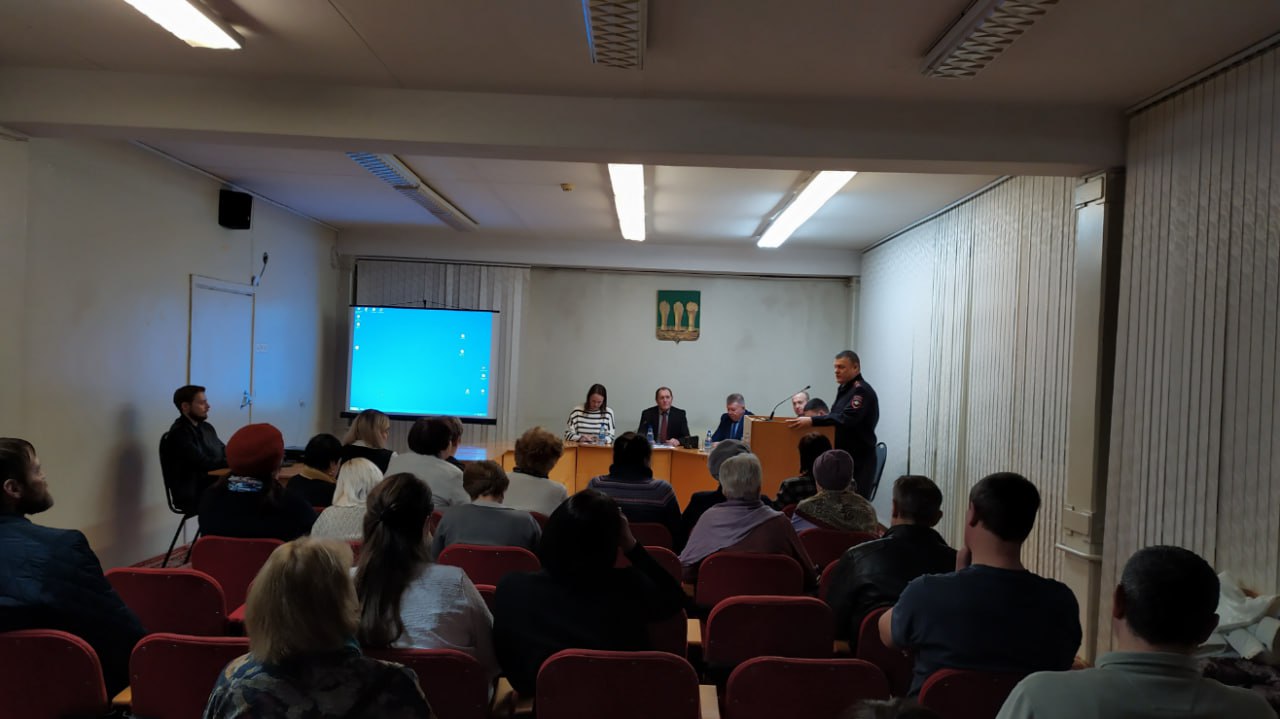 В Пензе полицейские и общественники рассказали жителям Ленинского района, как защититься от мошенников В Пензе полицейские и общественники рассказали жителям Ленинского района, как защититься от мошенников