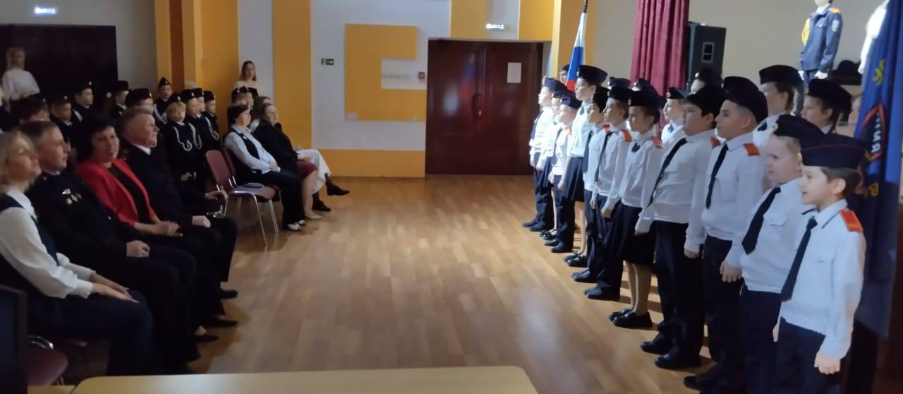 В преддверии Дня Героев Отечества полицейские совместно с ветеранами органов внутренних дел поздравили кадетов с принятием присяги В преддверии Дня Героев Отечества полицейские совместно с ветеранами органов внутренних дел поздравили кадетов с принятием присяги