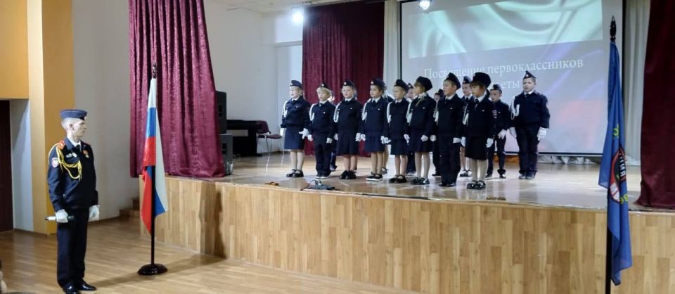 В преддверии Дня Героев Отечества полицейские совместно с ветеранами органов внутренних дел поздравили кадетов с принятием присяги