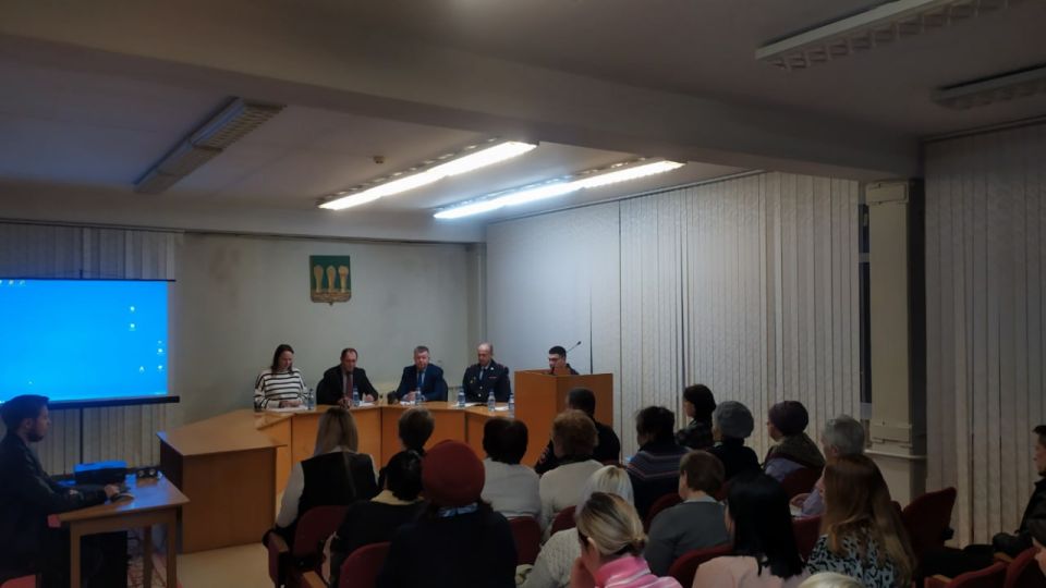 В Пензе полицейские и общественники рассказали жителям Ленинского района, как защититься от мошенников