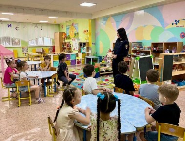К маленьким пешеходам детского сада «Солнечный лучик» пришли в гости сотрудники Госавтоинспекции