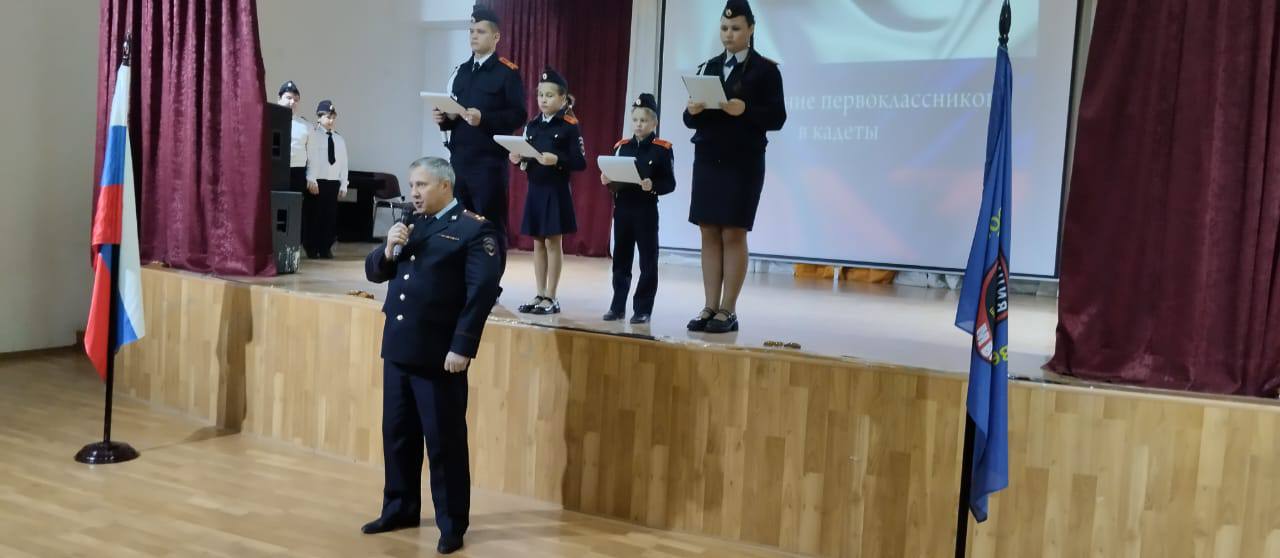 В преддверии Дня Героев Отечества полицейские совместно с ветеранами органов внутренних дел поздравили кадетов с принятием присяги В преддверии Дня Героев Отечества полицейские совместно с ветеранами органов внутренних дел поздравили кадетов с принятием присяги