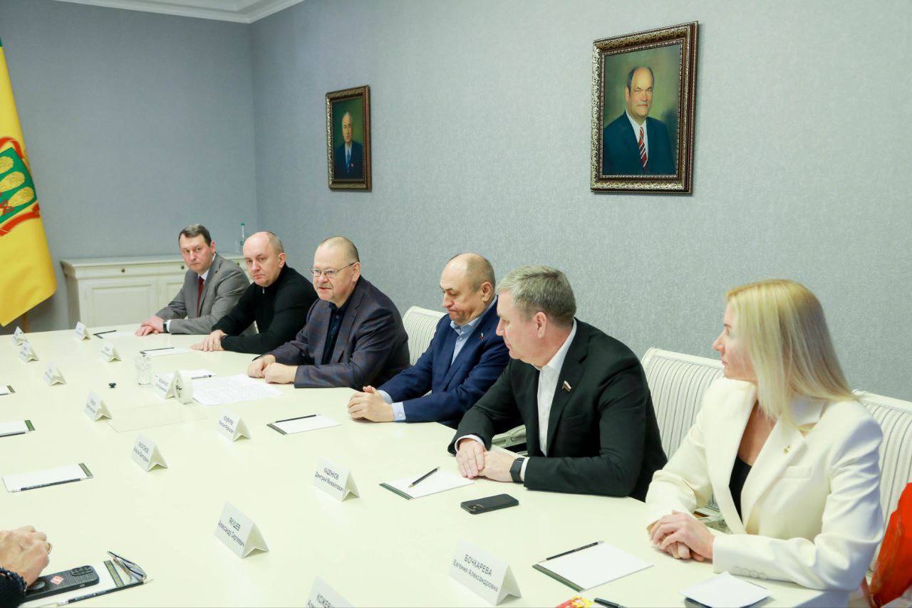 Олег Мельниченко: С огромным удовольствием пообщался с участниками хоккейного матча, который пройдет сегодня в «Дизель-Арене» в поддержку нашего первого открытого детско-юношеского турнира памяти уроженца Пензенской области... Олег Мельниченко: С огромным удовольствием пообщался с участниками хоккейного матча, который пройдет сегодня в «Дизель-Арене» в поддержку нашего первого открытого детско-юношеского турнира памяти уроженца Пензенской области...