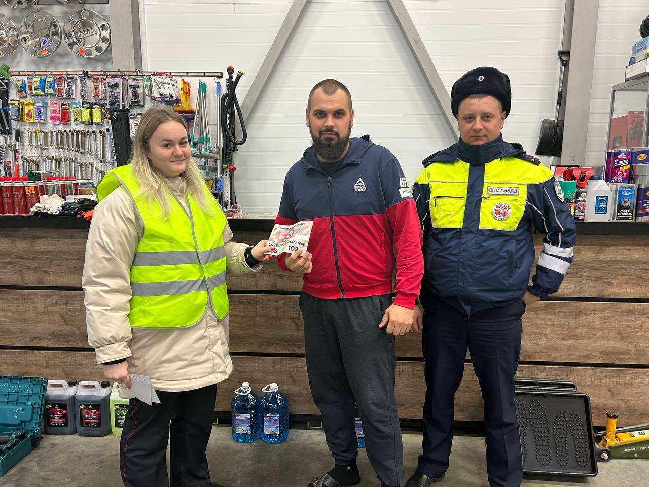 Сотрудники Госавтоинспекции Нижнеломовского района призвали граждан сообщать о нетрезвых водителях Сотрудники Госавтоинспекции Нижнеломовского района призвали граждан сообщать о нетрезвых водителях