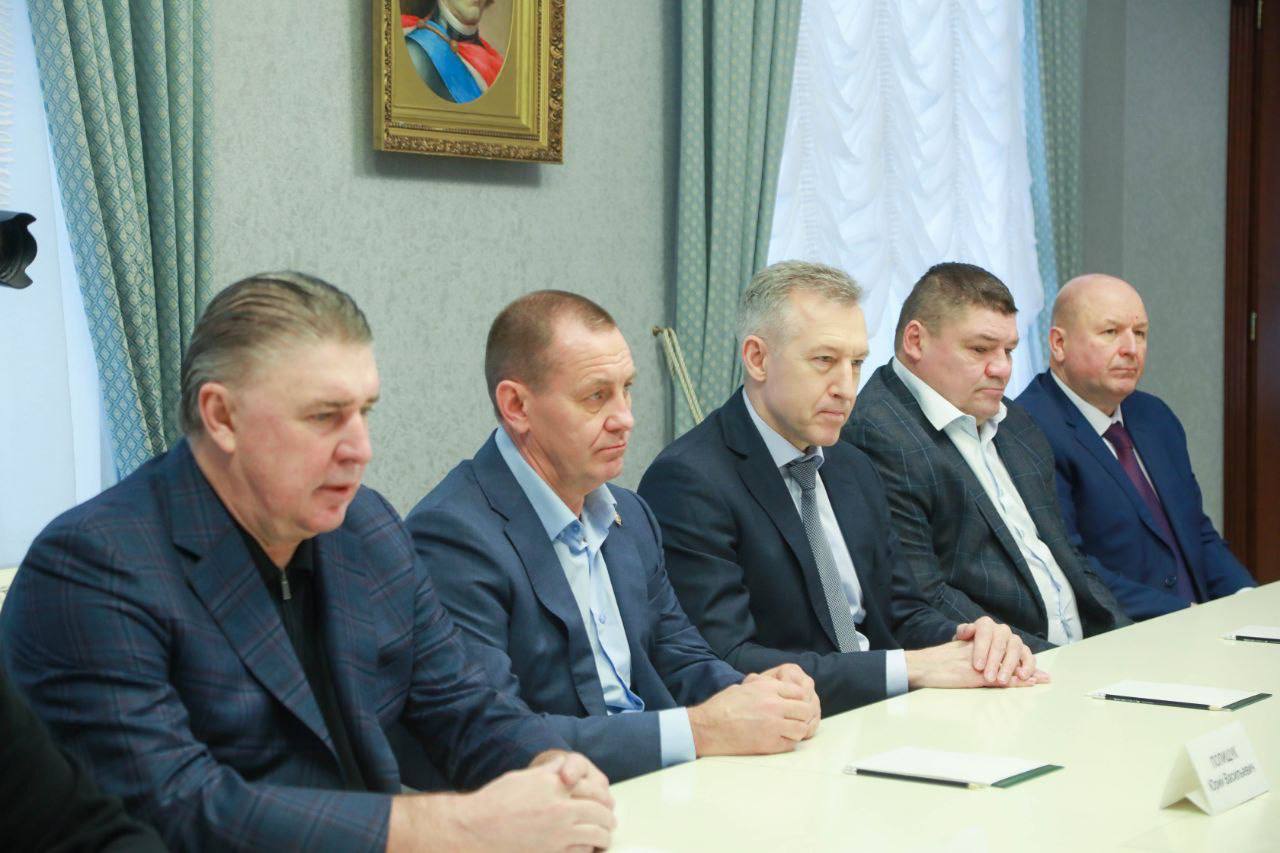 Олег Мельниченко: С огромным удовольствием пообщался с участниками хоккейного матча, который пройдет сегодня в «Дизель-Арене» в поддержку нашего первого открытого детско-юношеского турнира памяти уроженца Пензенской области... Олег Мельниченко: С огромным удовольствием пообщался с участниками хоккейного матча, который пройдет сегодня в «Дизель-Арене» в поддержку нашего первого открытого детско-юношеского турнира памяти уроженца Пензенской области...