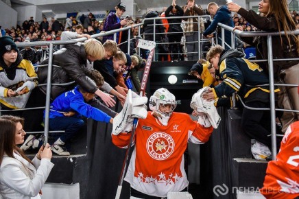 В Пензе состоялся гала-матч между командами «Легенды хоккея» и «Динамо-Альфа» в поддержку первого открытого детско-юношеского турнира памяти уроженца нашего региона, Героя России Валерия Канакина