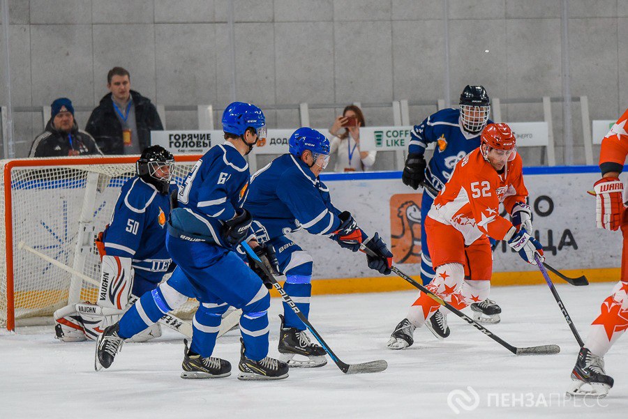 В Пензе состоялся гала-матч между командами «Легенды хоккея» и «Динамо-Альфа» в поддержку первого открытого детско-юношеского турнира памяти уроженца нашего региона, Героя России Валерия Канакина В Пензе состоялся гала-матч между командами «Легенды хоккея» и «Динамо-Альфа» в поддержку первого открытого детско-юношеского турнира памяти уроженца нашего региона, Героя России Валерия Канакина