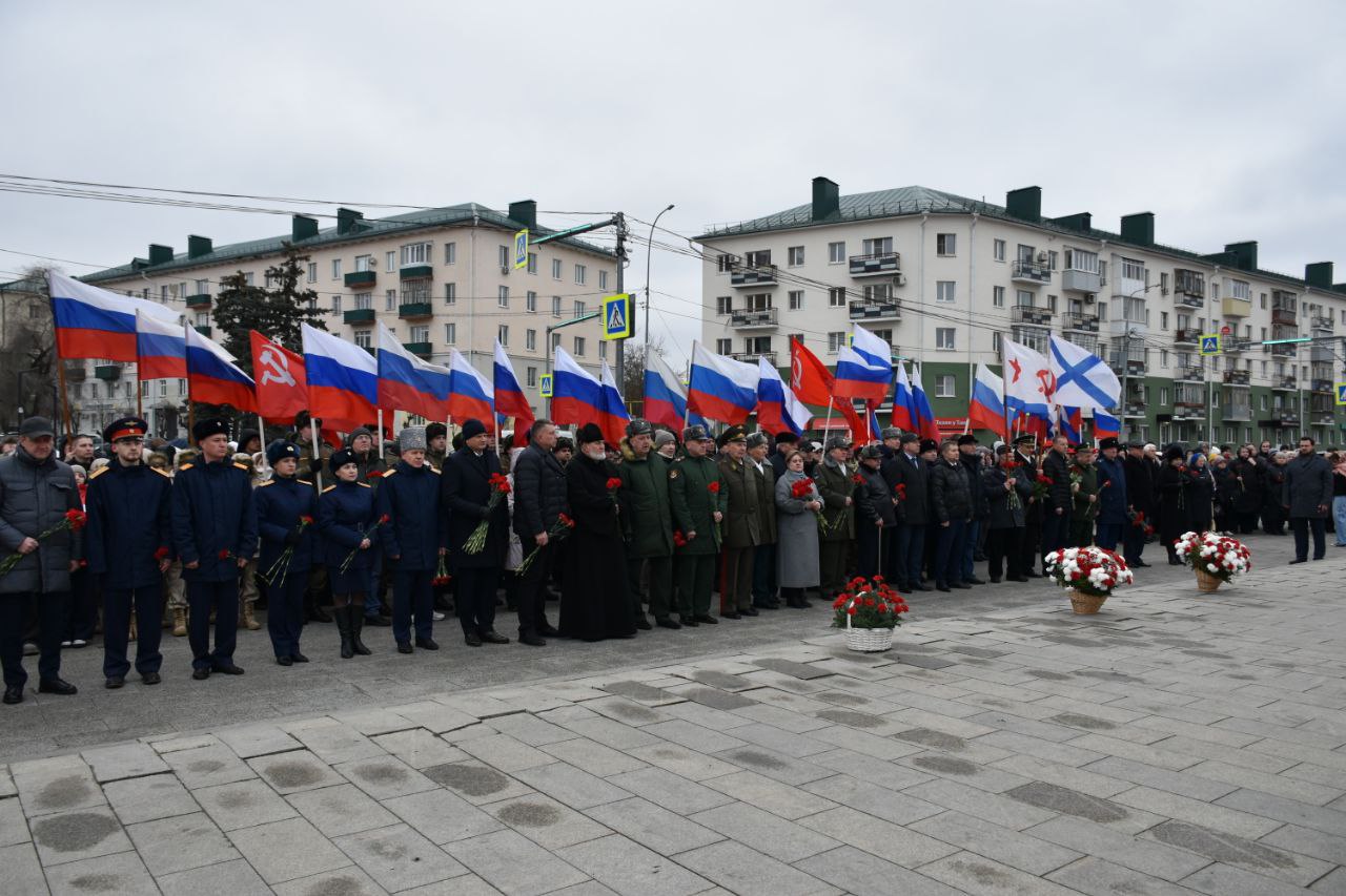 В День Героев Отечества руководитель следственного управления принял участие в возложении цветов к стеле «Слава Героям»
