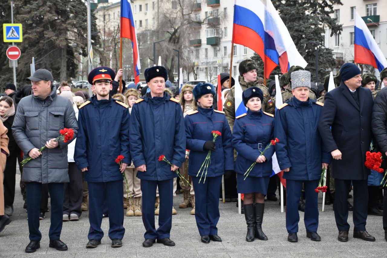 В День Героев Отечества руководитель следственного управления принял участие в возложении цветов к стеле «Слава Героям» В День Героев Отечества руководитель следственного управления принял участие в возложении цветов к стеле «Слава Героям»